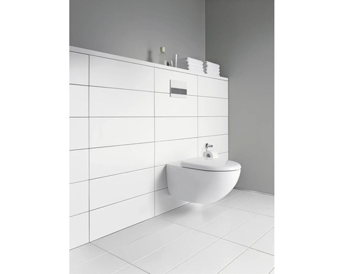 Modernes Badezimmer mit wandhängendem WC, weißen Fliesen und Ablagefläche