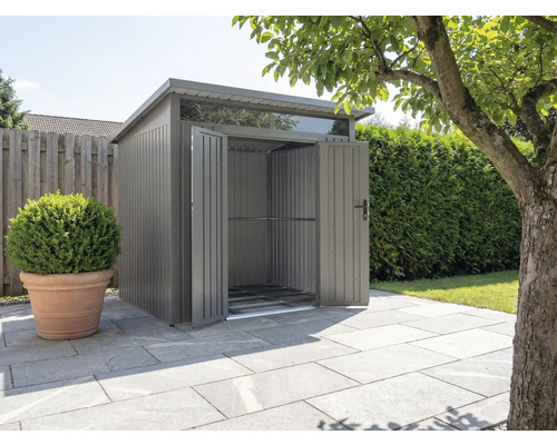 Armoire de jardin en métal avec portes ouvertes à l'extérieur
