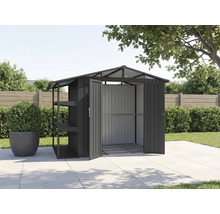 Abri de jardin avec portes ouvertes et étagères à l'extérieur