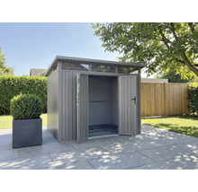 Abri de jardin métallique avec portes ouvertes dans le jardin
