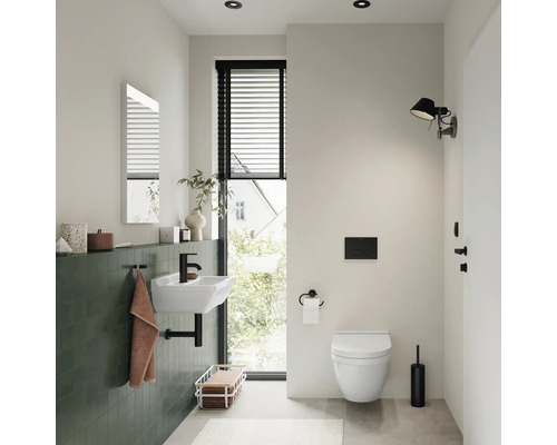 Modernes Badezimmer mit Waschbecken, Toilette und Fenster