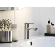 Salle de bains moderne avec lavabo et robinet en métal.