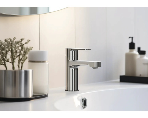 Salle de bains moderne avec lavabo et robinet en métal.