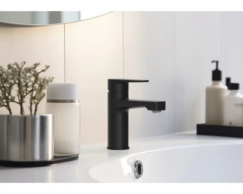 Schwarzer Waschtischmischer auf einem Waschbecken im Badezimmer