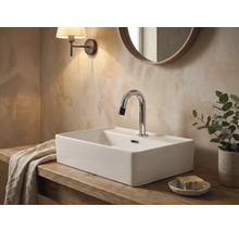 Salle de bain moderne avec lavabo à poser, robinet et miroir