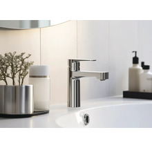 Robinet de lavabo en métal sur un lavabo de salle de bain