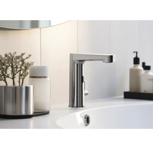 Un robinet avec capteur sur un lavabo.