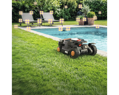 Szene mit einem Rasenmähroboter neben einem Pool, umgeben von Gartenmöbeln und Pflanzen.