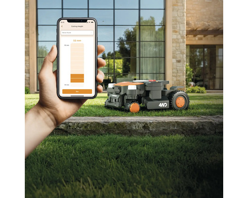 Rasenmähroboter im Einsatz, gesteuert per Smartphone-App zur Einstellung der Schnitthöhe