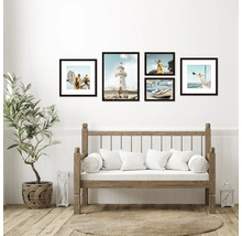 Salon avec banc en bois, plante d'intérieur et cadres photo à motifs marins sur le mur