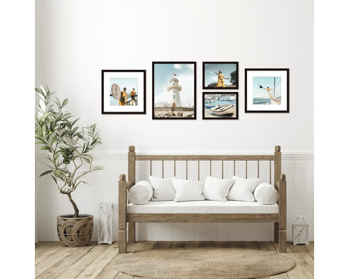 Dekoratives Wohnzimmer mit Holzbank und Bilderrahmen an der Wand