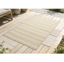 Rechteckiger Teppich mit Streifenmuster auf einer Terrasse