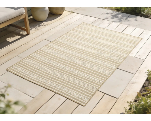 Rechteckiger Teppich mit Streifenmuster auf einer Terrasse