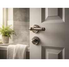 Tür mit Türgriff und Schloss vor einem Badezimmer