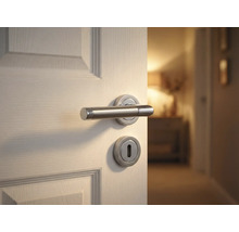 Geöffnete Tür mit Drückergarnitur