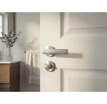 Tür mit Türdrücker und Rosette in einem Badezimmer.