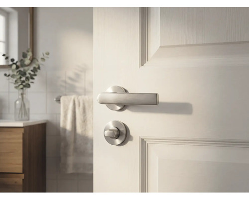 Tür mit Türdrücker und Rosette in einem Badezimmer.