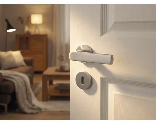 Geöffnete Tür mit modernem Türdrücker und Rosette