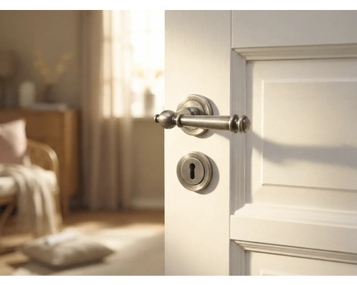 Geöffnete Zimmertür mit Türgriff und Schloss