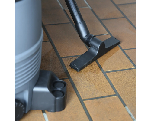 Nass-Trockensauger mit Bodendüse auf Fliesenboden
