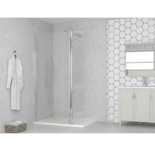 Badezimmer mit Duschabtrennung, Waschbeckenunterschrank und Handtuch