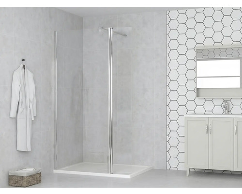 Badezimmer mit Duschabtrennung, Waschbeckenunterschrank und Handtuch