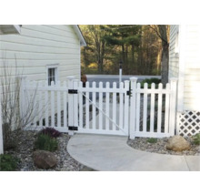 Gartenszene mit weißem Lattenzaun und Gartentür