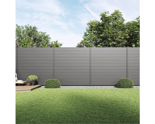 Jardin avec clôture de protection visuelle en WPC grise