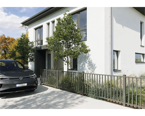 Modernes Wohnhaus mit Zaun und Elektroauto