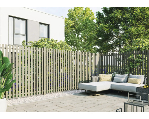 Scène de jardin avec écran d'intimité, mobilier de salon et plantes