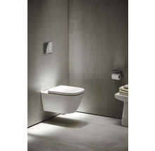 Salle de bains moderne avec WC suspendu et plaque de commande