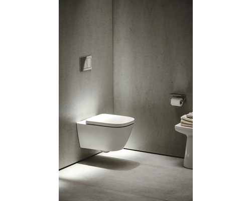 Salle de bains moderne avec WC suspendu et plaque de commande