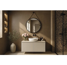 Salle de bains lumineuse avec meuble sous-vasque, miroir rond suspendu par une corde et douche carrelée