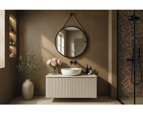 Salle de bains lumineuse avec meuble sous-vasque, miroir rond suspendu par une corde et douche carrelée