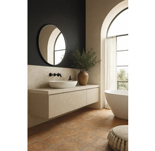 Helles Badezimmer mit Waschtisch, Spiegel und Badewanne.