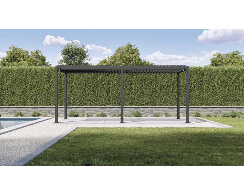 Pergola im Gartenbereich mit Rasenfläche