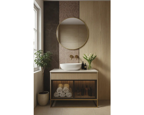 Modernes Badezimmer mit Waschtisch, Spiegel und dekorativen Elementen für ein stilvolles Ambiente.