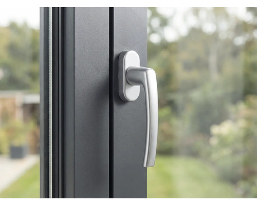Nahaufnahme eines grauen Fensters mit einem silberfarbenen Fenstergriff