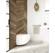 Salle de bain avec WC suspendu, lambris en bois et carrelage hexagonal