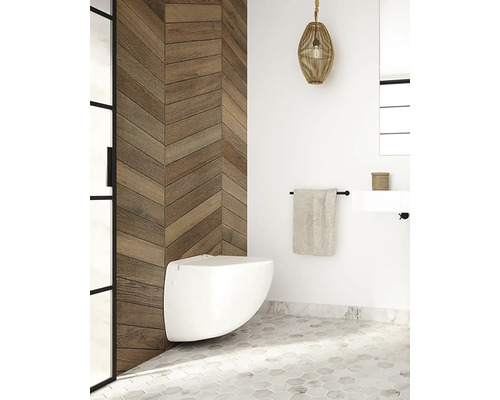 Salle de bain avec WC suspendu, lambris en bois et carrelage hexagonal