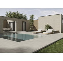 Aussenbereich mit Pool, Terrasse mit Fliesen, Gartenmöbeln und moderner Architektur