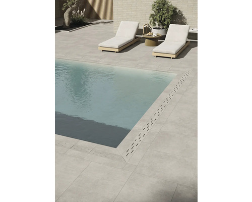 Szene mit Swimmingpool, Fliesenboden und Liegestühlen für den Aussenbereich