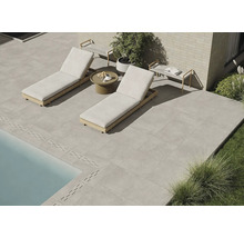 Terrasse mit Fliesen, Liegestühlen und Pool