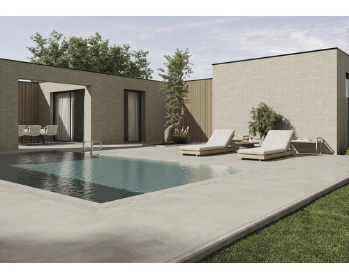 Aussenansicht eines modernen Hauses mit Pool und Liegestühlen