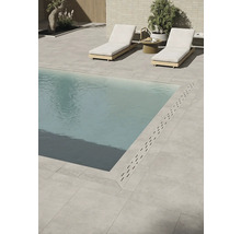 Aussenbereich mit Schwimmbad, Fliesenboden und zwei Sonnenliegen