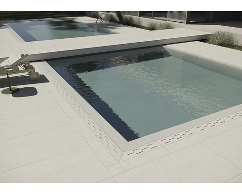 Poolbereich mit Becken und Terrassenplatten