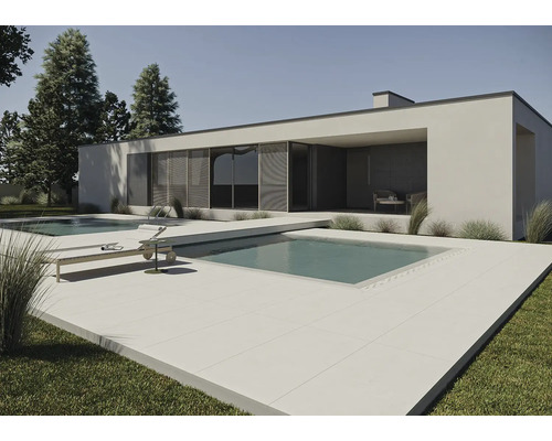 Moderne Hausarchitektur mit Pool und Terrassenplatten
