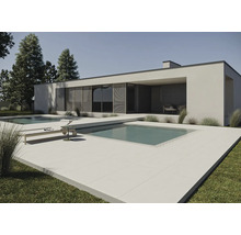 Modernes Haus mit Pool und Terrassenplatten im Aussenbereich.
