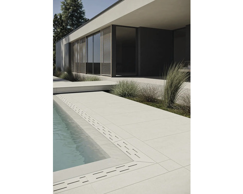 Aussenbereich mit Pool, Platten und modernem Haus