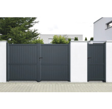 Portail de jardin gris en aluminium avec portillon entre des murs blancs